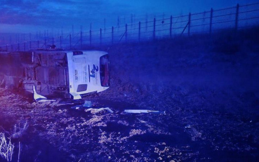 Türkiyədə sərnişin avtobusu xəndəyə aşdı: 15 yaralı var