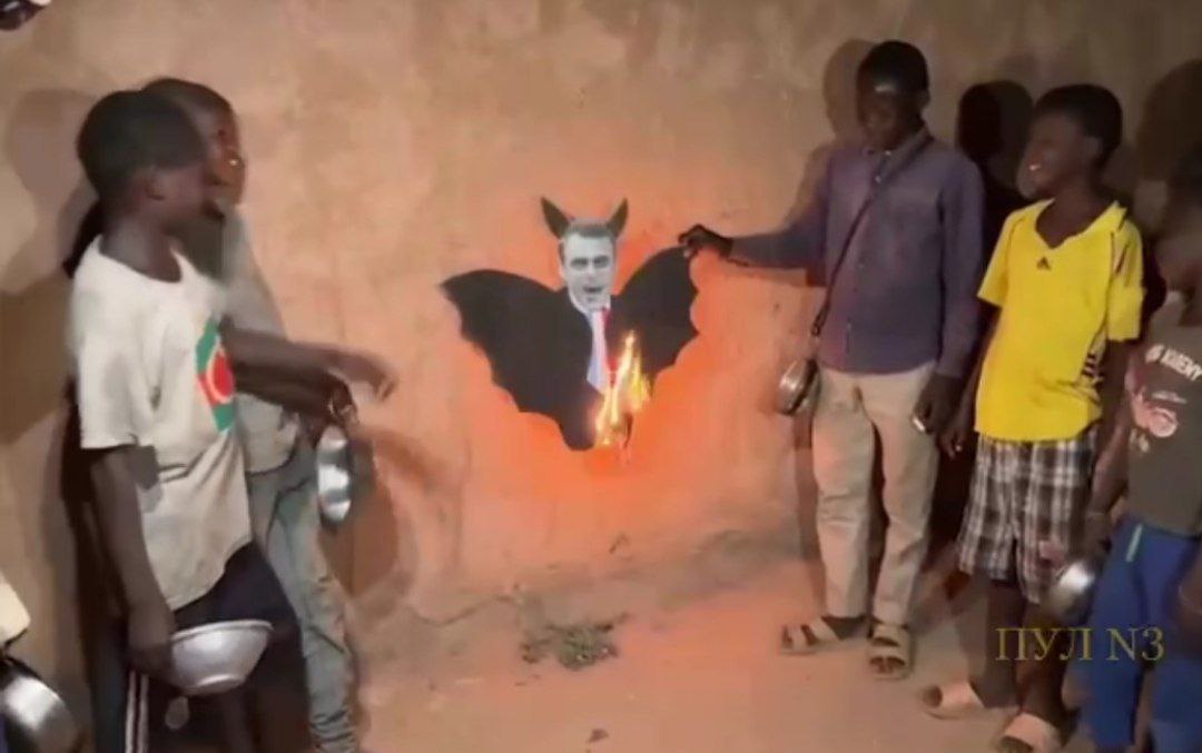 Afrika ölkəsində pis ruhları Makronun fotosunu yandıraraq qovdular - VİDEO