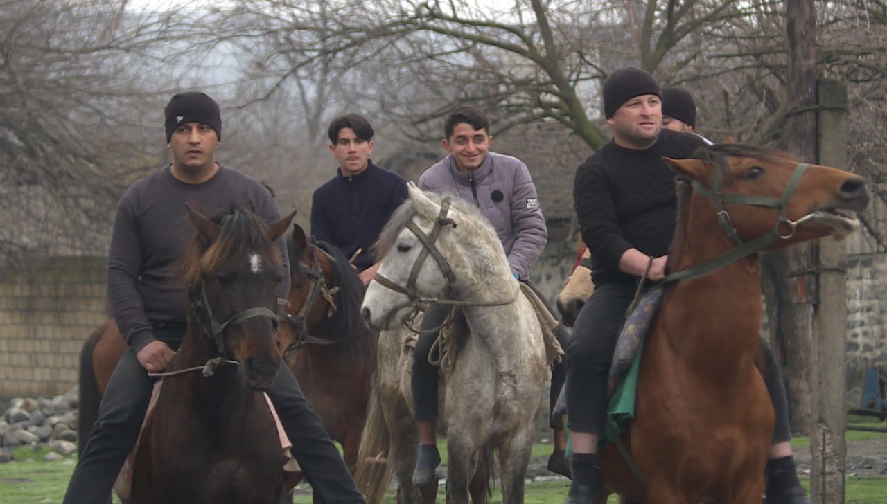 El bayramına çevrilən at yarışları - FOTO