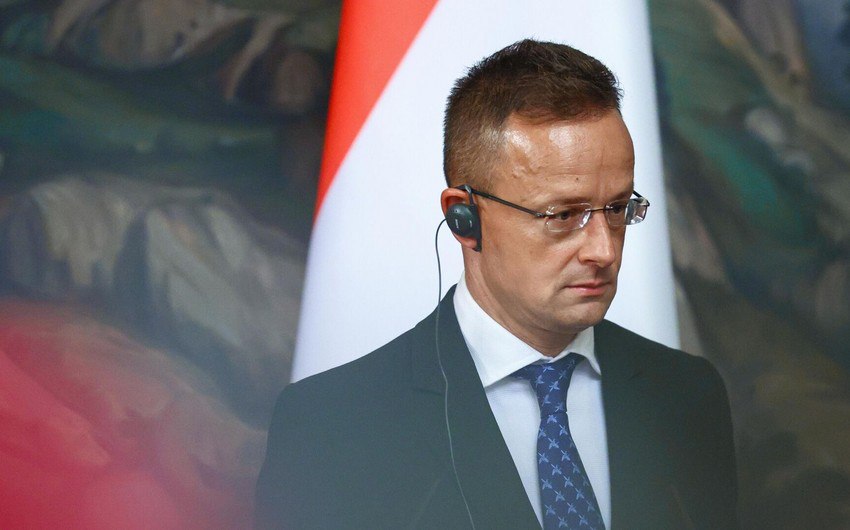Macarıstanın baş diplomatı OD PÜSKÜRDÜ: “Avropada siyasətçilər sağlam düşüncələrini itirirlər”