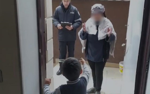 Qapı arxasında qalan 4 yaşlı uşaq belə xilas edildi - VİDEO