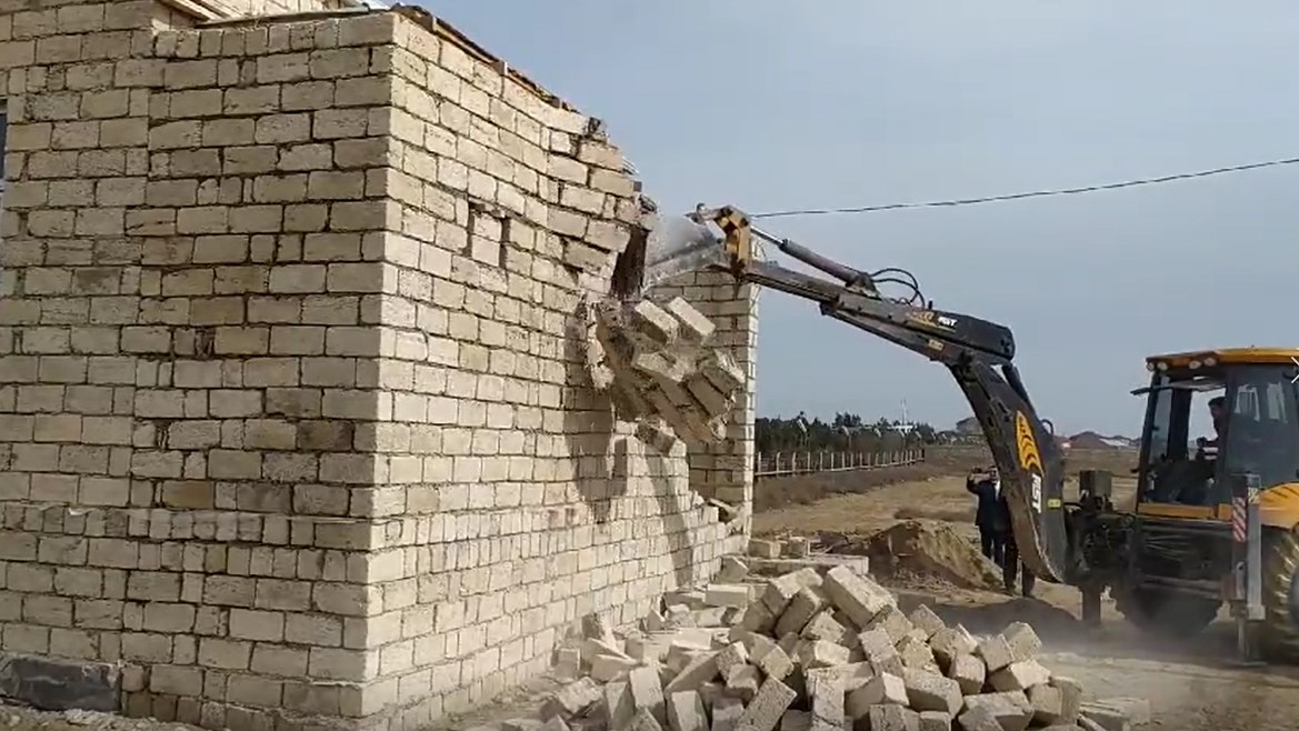 Bakıda qanunsuz tikililər söküldü – FOTO/VİDEO  