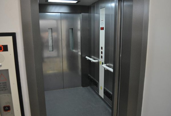 Bakıda 45 yaşlı qadın liftin qapısının arasında qalıb ÖLDÜ 