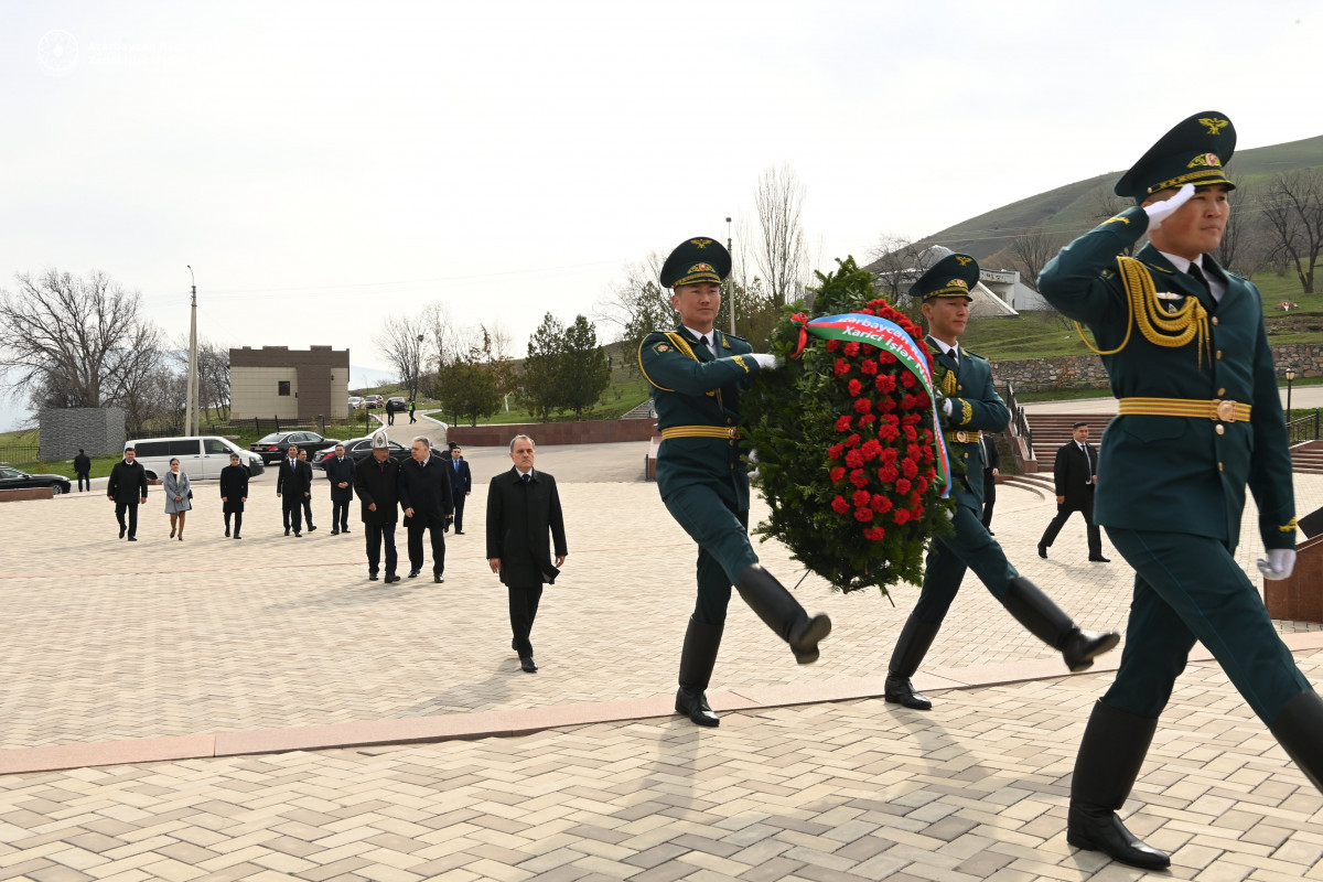 Ceyhun Bayramov Bişkekdə Çingiz Aytmatovun məzarını ziyarət etdi - FOTO