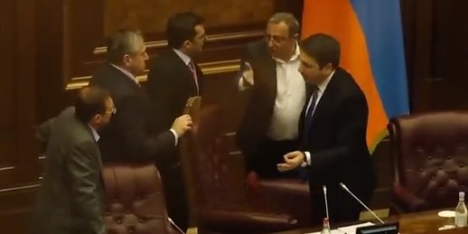 Robert Köçəryanın oğlu və Seyran Ohanyan parlamentin qapalı iclasına buraxılmadı - VİDEO