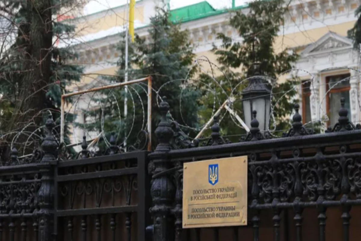 Ukraynanın Moskvadakı səfirliyində Rusiya bayrağı qaldırıldı