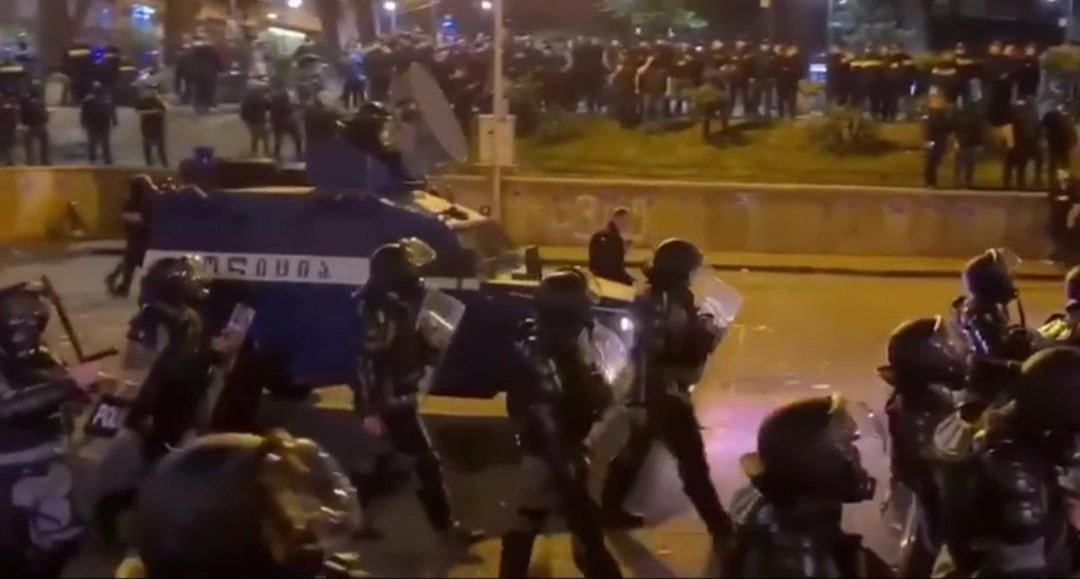Tbilisidə 11 etirazçı saxlanılıb, polis əməkdaşı yaralanıb - VİDEO