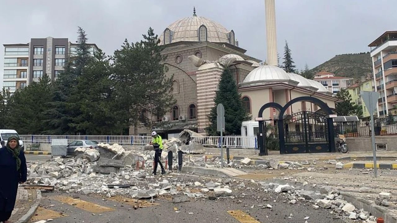 İstanbulda fırtına və leysan məscidin minarəsini uçurdu, metro stansiyasını su basdı - VİDEO 