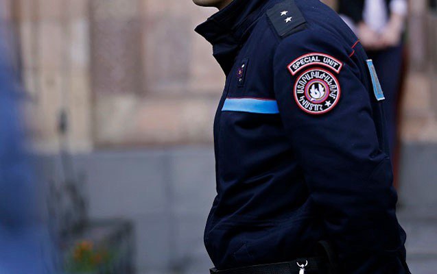 Ermənistanda polis etirazçılara qoşulan deputatları SAXLAYIB - VİDEO