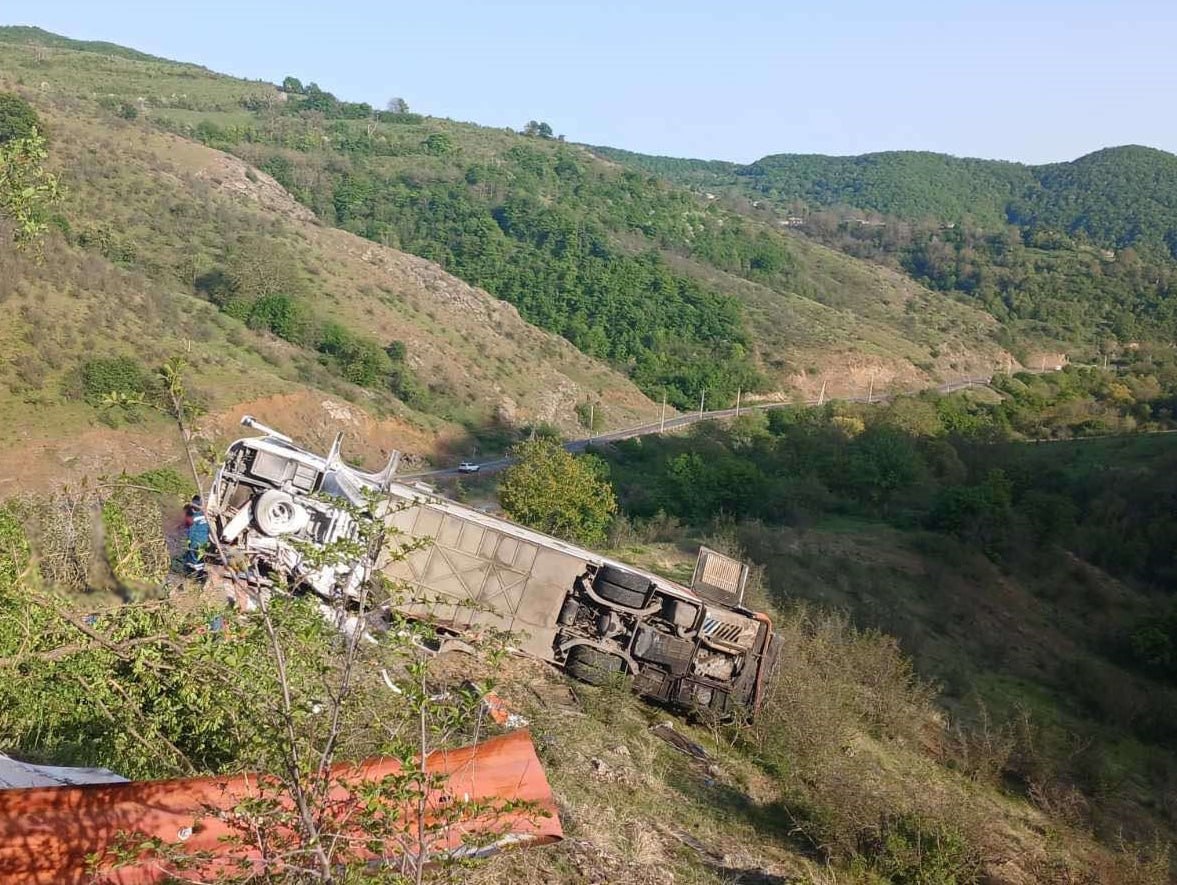 Ermənistanda İrana məxsus avtobus qəza törədib, 3 ölü, 6 yaralı var - FOTO
