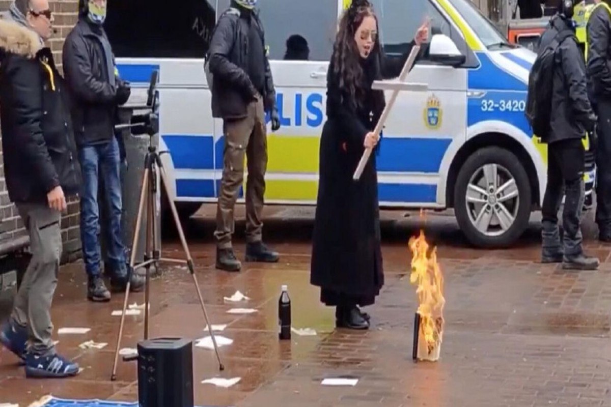 Stokholmda yenə Quran kitabı yandırıldı - VİDEO