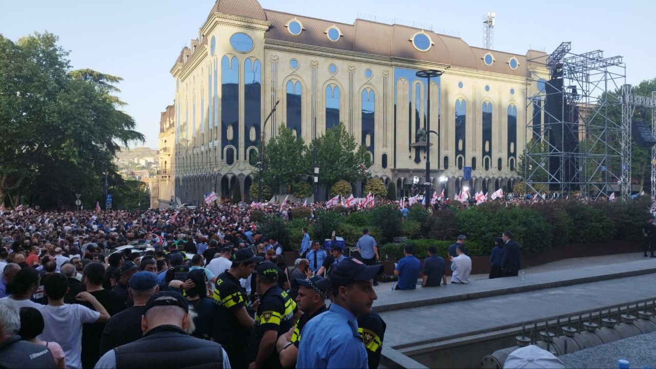 Gürcüstanın hakim partiyası parlament binasının qarşısında mitinq KEÇİRİR - VİDEO