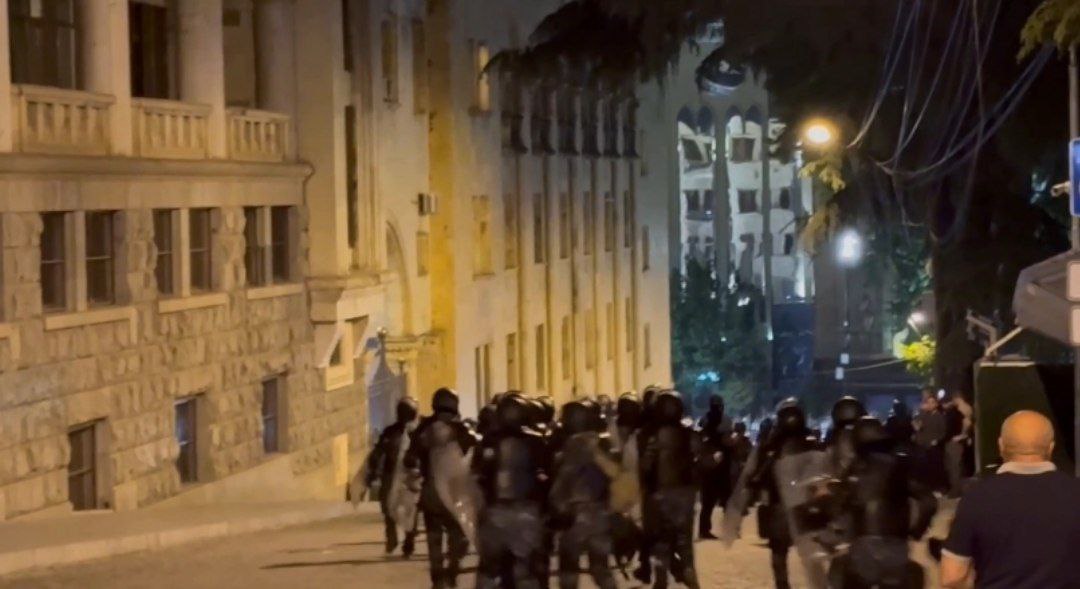 Tbilisidə SON VƏZİYYƏT: Etirazçılarla polis arasında qarşıdurma yaşanır - VİDEO 