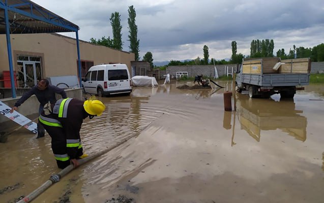 Şərurda yaşayış binasının zirzəmisini su basdı - VİDEO