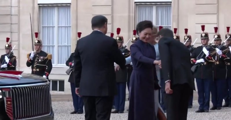 Çin liderinin xanımı Makronun əl öpmək arzusunu ürəyində qoydu – VİDEO 