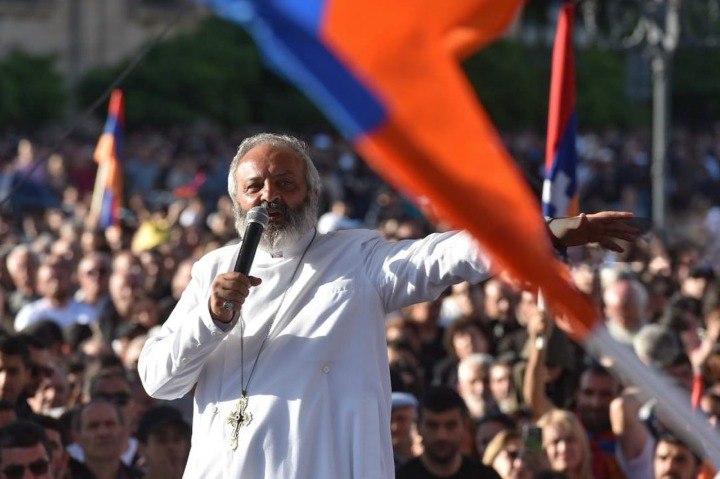 Arxiyepiskop Paşinyana bir saat vaxt verdi: “Erməni xalqına üçqat bayram yaşadacaqsınız”