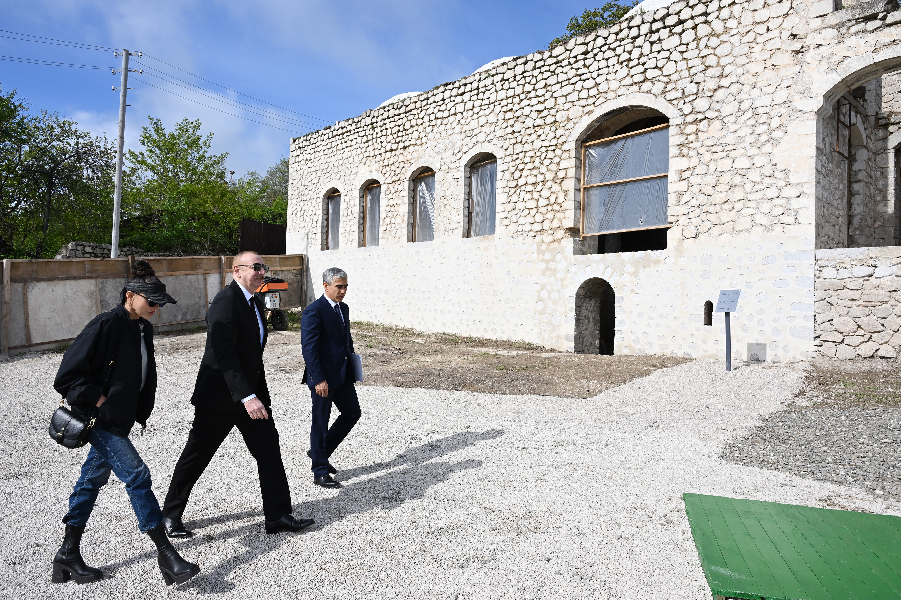 Prezident və Birinci xanım Şuşada Çöl Qala məscidində - FOTO