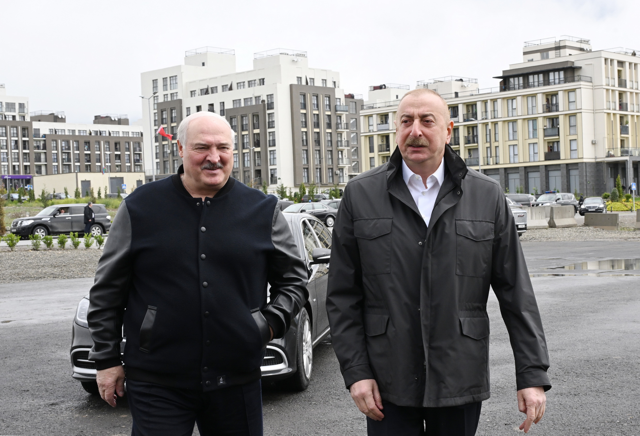 Prezidentlər Azərbaycan ilə Belarusun birgə istehsalı olan avtobusa baxdılar