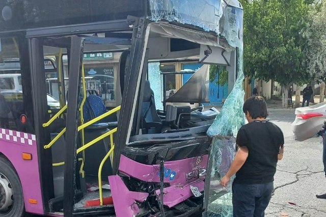Bakıda 2 sərnişin avtobusu toqquşdu: 6 nəfər xəsarət aldı - FOTO