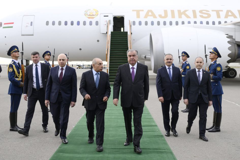 Tacikistan Prezidenti Azərbaycana dövlət səfərinə gəlib - FOTO