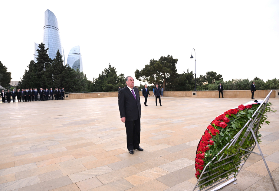 Emoməli Rəhmon Şəhidlər xiyabanını ziyarət edib - FOTO