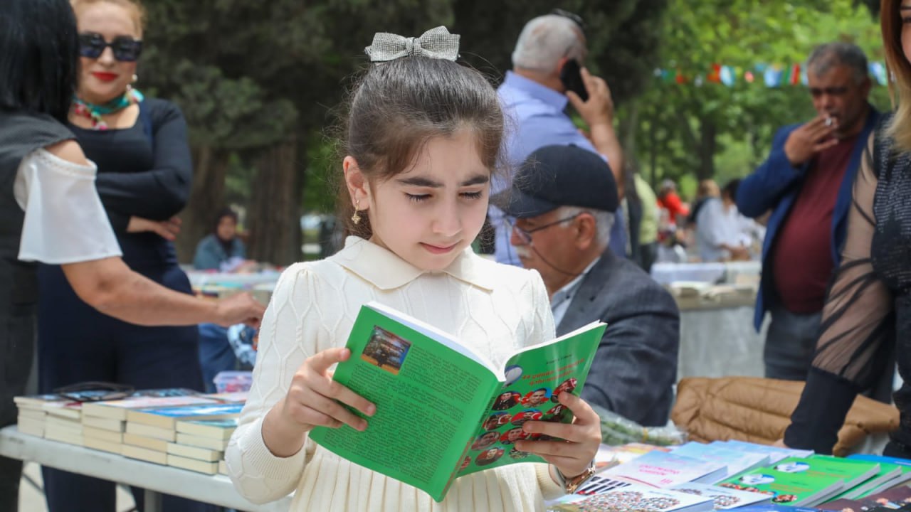 III Türk Dünyası Ədəbiyyat və Kitab Festivalında balaca uşaqlar - FOTO