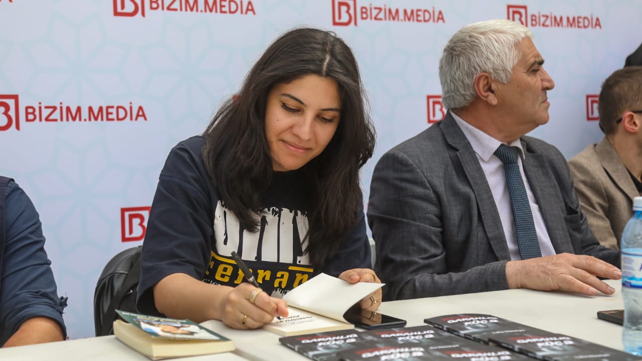 Yazar Lalə Hüseynin kitabları maraqla qarşılandı - FOTO