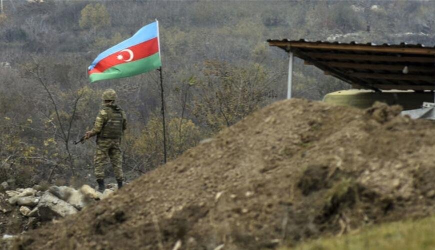 Sərhədçilərimiz üçrəngli bayrağımızı Ermənistan bayrağının əks tərəfində yerləşdirdi - FOTO