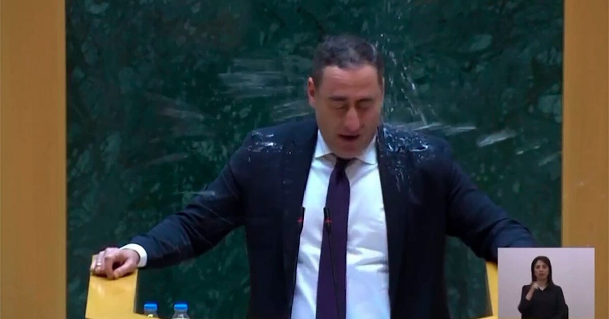 Gürcüstan parlamentində deputatın üstünə su tökdülər – VİDEO 