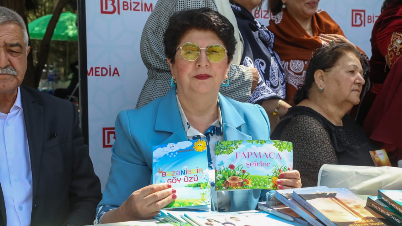 Yazıçı Rəfiqə Qasımqızının uşaqlar üçün yazdığı kitablar FESTİVALDA – FOTO 