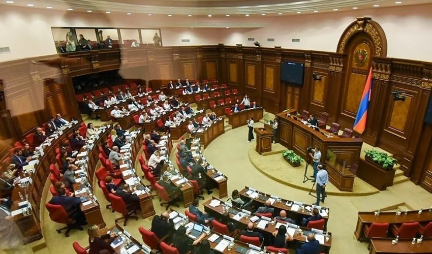 Ermənistan parlamentində deputatlar arasında DAVA DÜŞDÜ