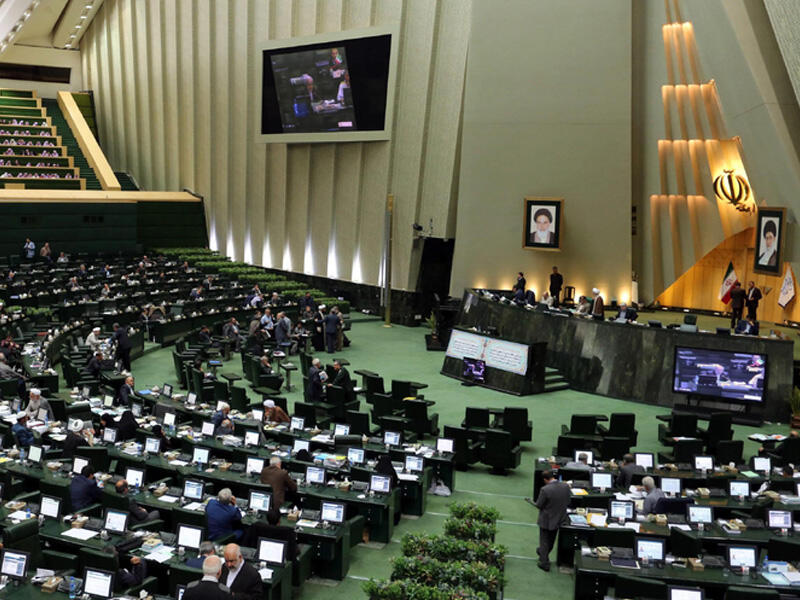 İran parlamentində DAVA: Deputatlar əlbəyaxa oldular – VİDEO