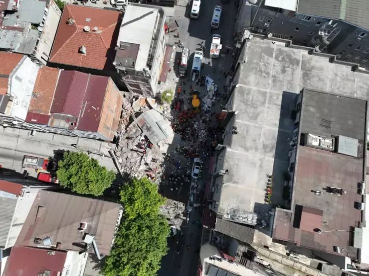 İstanbulda Bələdiyyə Başçısı çökən bina ilə bağlı son vəziyyəti açıqladı - FOTO