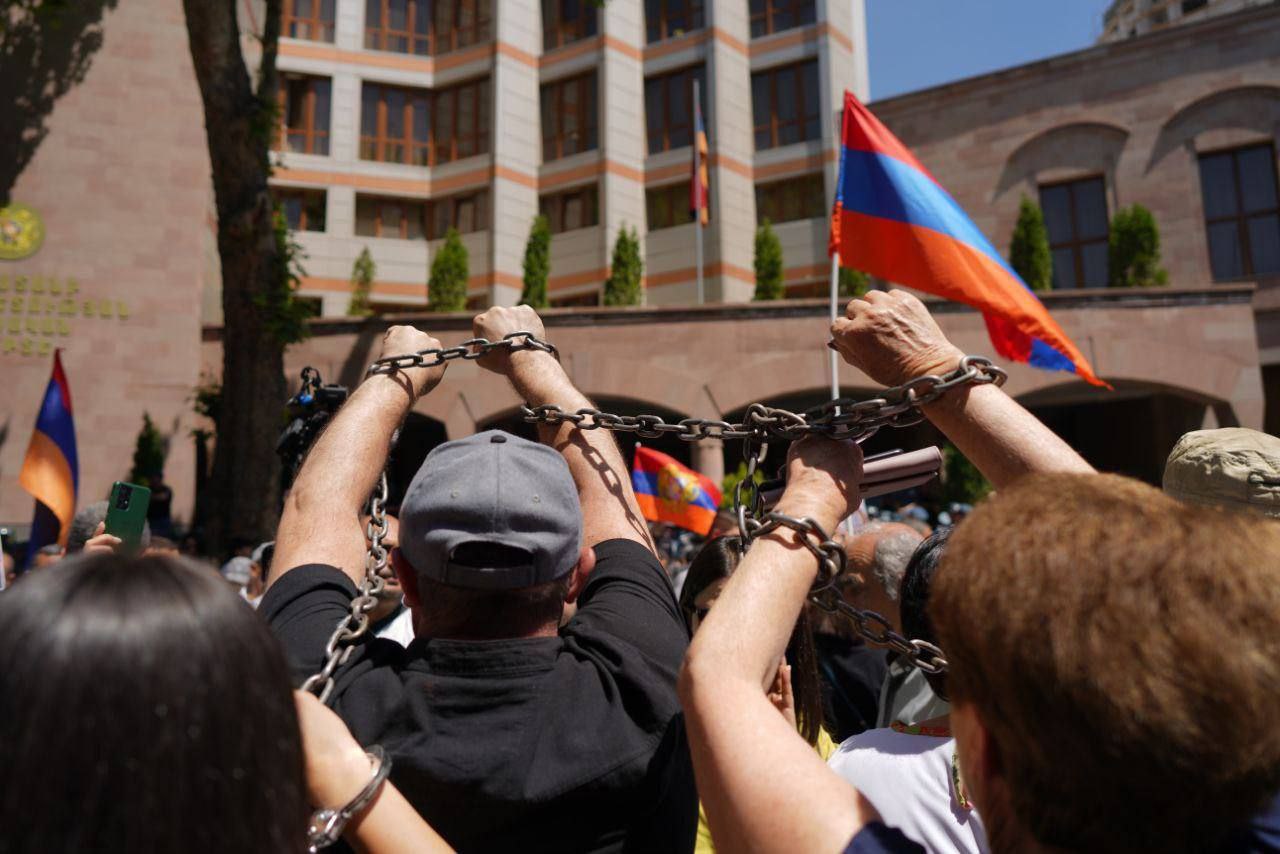 ​​​​​​​Ermənistanda etirazçılar özlərini zəncirlədilər – FOTO/VİDEO  
