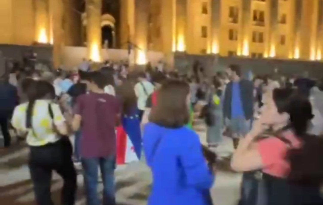 Tbilisidə etirazlar DAVAM EDİR: “Sayımız azdır, amma təslim olmuruq” - VİDEO 