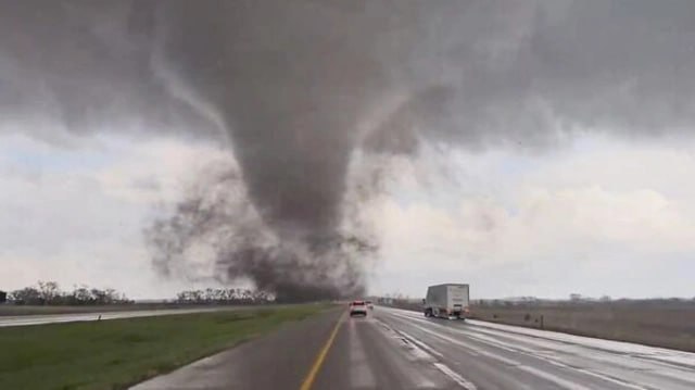 Rusiyanın 2 regionunda tornado: Maşınlar aşdı, dirəklər qırıldı - VİDEO