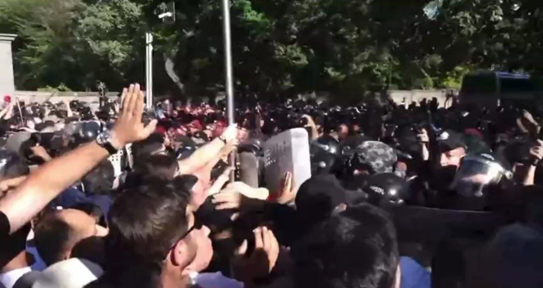 Ermənistanda polislə etirazçılar arasında toqquşma YAŞANIR - ANBAAN VİDEO 