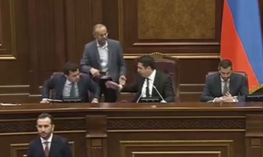 Erməni spiker Xocalı qatilini parlamentin tribunasından qovdu – VİDEO
