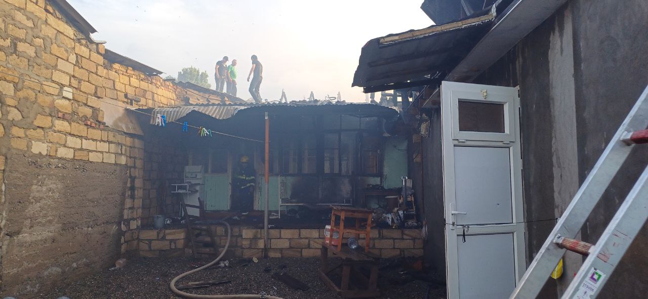 Gəncədə ŞİDDƏTLİ YANĞIN: Üç ev yandı - FOTO/VİDEO