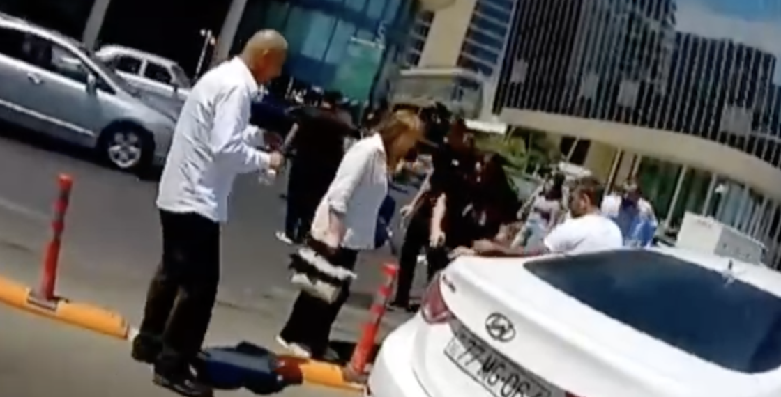 “Crescent Mall”un qarşısında qızla oğlanı maşın vurdu - VİDEO