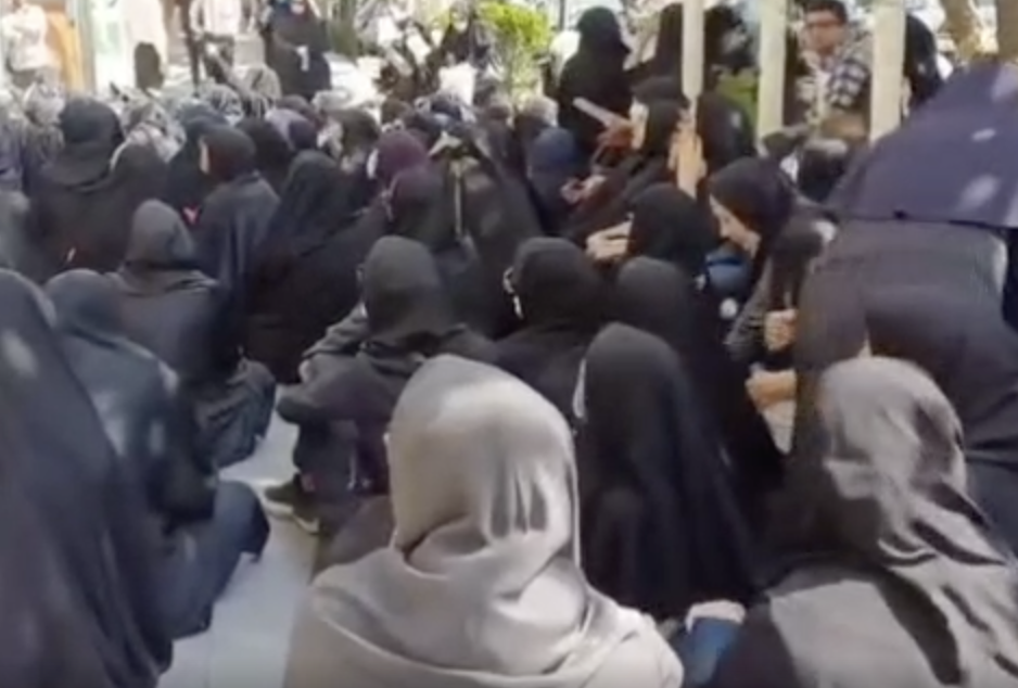 İranda təhsil işçiləri etiraza qalxdı - VİDEO