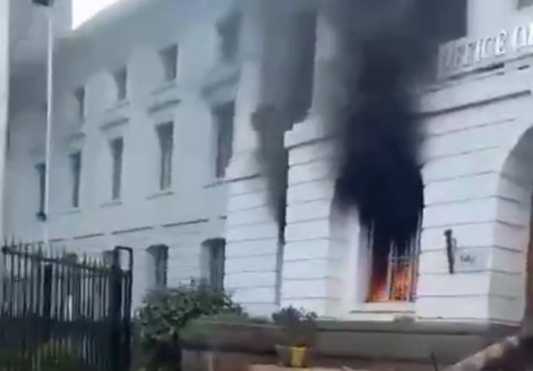 Keniyada ETİRAZLAR: Parlament binası yandırılıb - VİDEO 