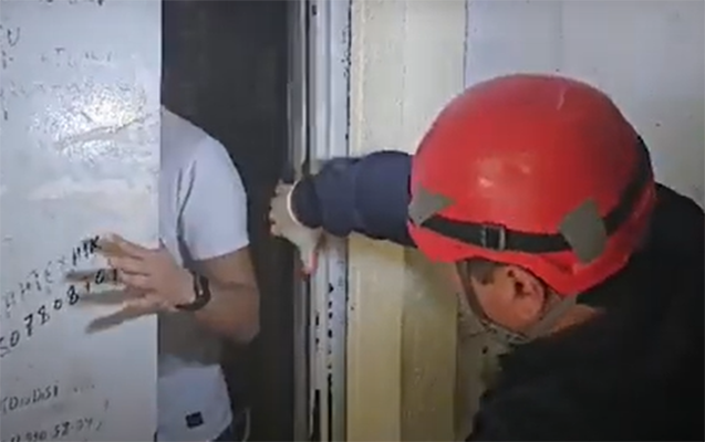 Bakının 3 ərazisində yaşayış binalarının lifti DAYANDI: Köməksiz qalanlar belə xilas edildi – VİDEO 