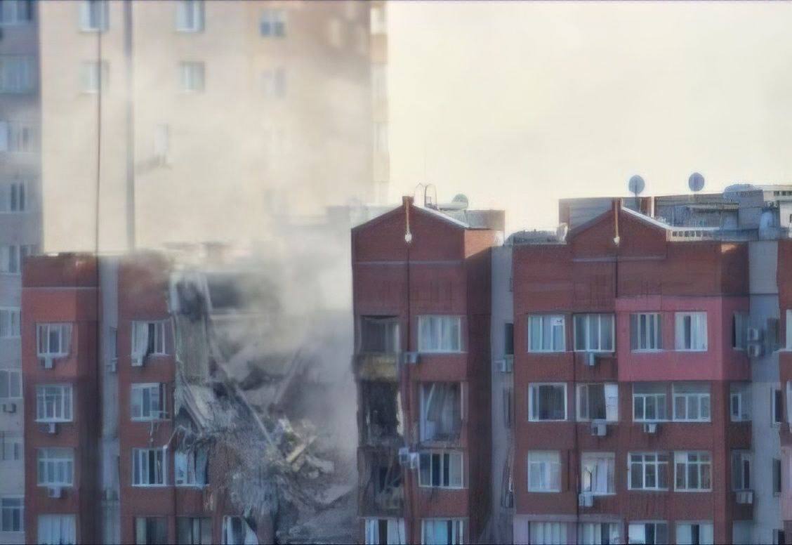 Ruslar Dneprdə yaşayış binasını raketlə VURDULAR - FOTO/VİDEO 