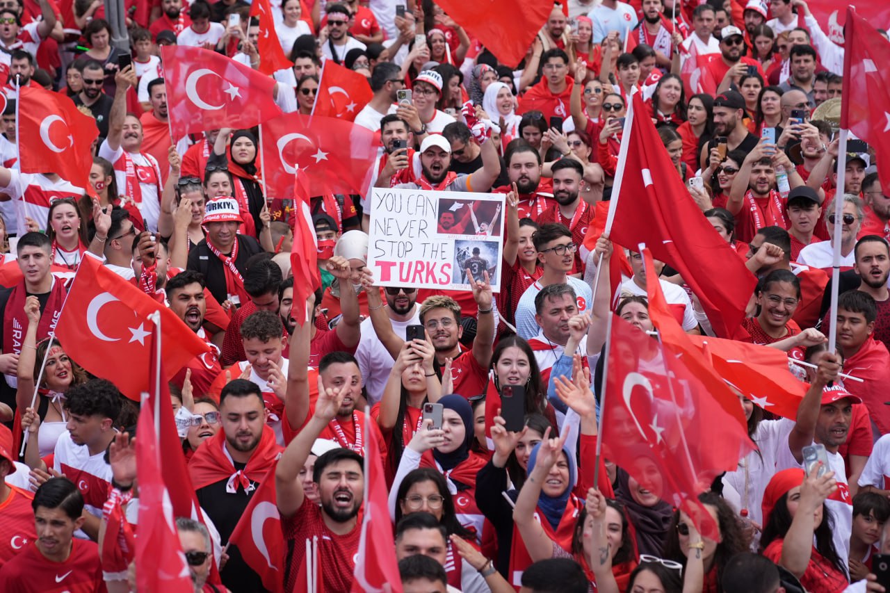 Berlin küçələrində türkiyəli azarkeşlərdən 