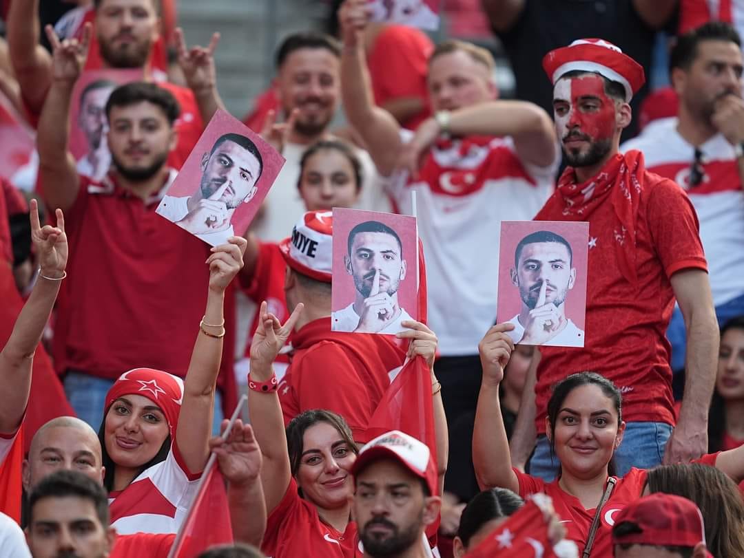 Berlin stadionunda türk azarkeşlərdən kütləvi “bozqurd” NÜMAYİŞİ - FOTO Berlin stadionunda türk azarkeşlərdən kütləvi “bozqurd” NÜMAYİŞİ - FOTO