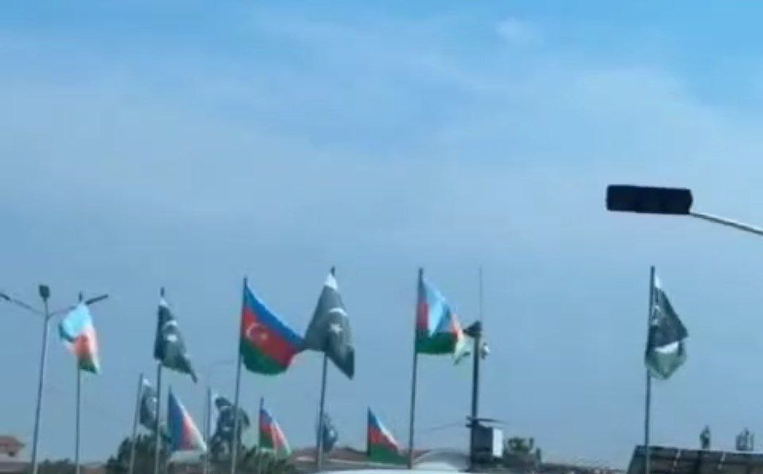 İslamabadın küçələrində Azərbaycan bayraqları qaldırıldı - VİDEO