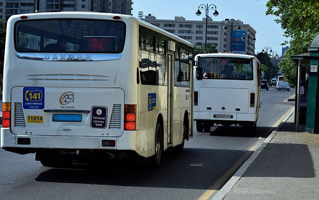 Sərnişinlər 141 nömrəli marşrut üzrə işləyən avtobusların intervalından narazıdırlar - VİDEO