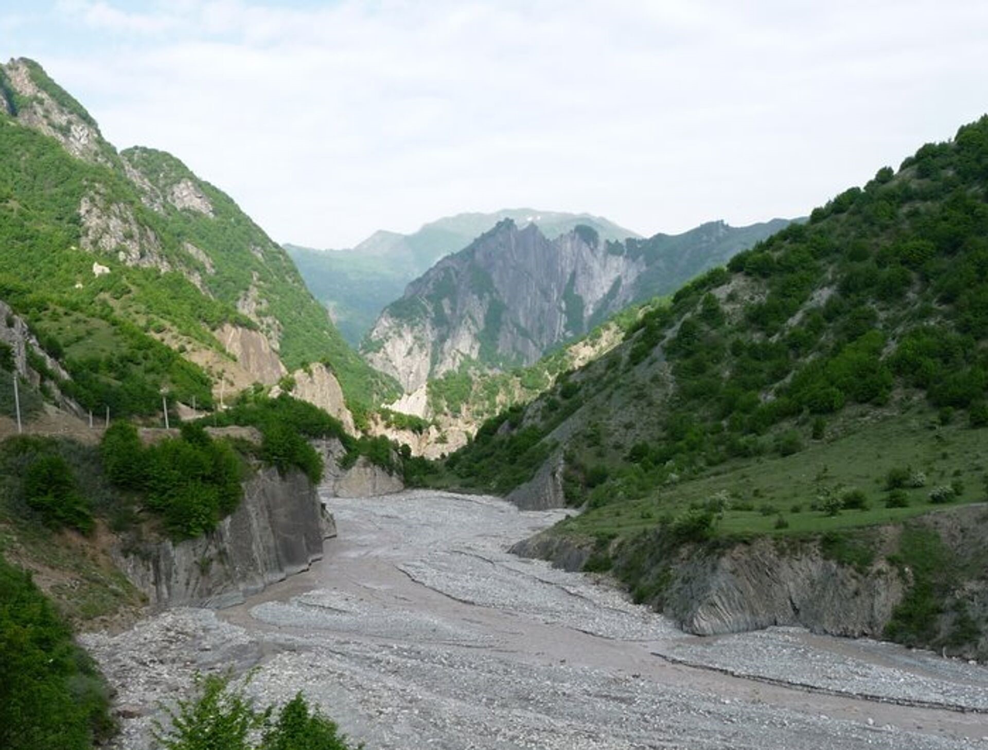 Qubada çaya yıxılan turist xilas edildi - FOTO