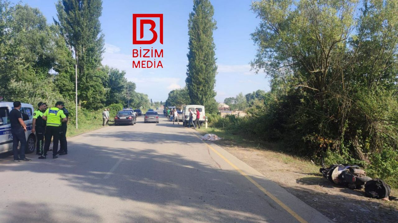 Minik avtomobili motosikletçini vurub: 1 nəfər həyatını itirdi - YENİLƏNİB/FOTO